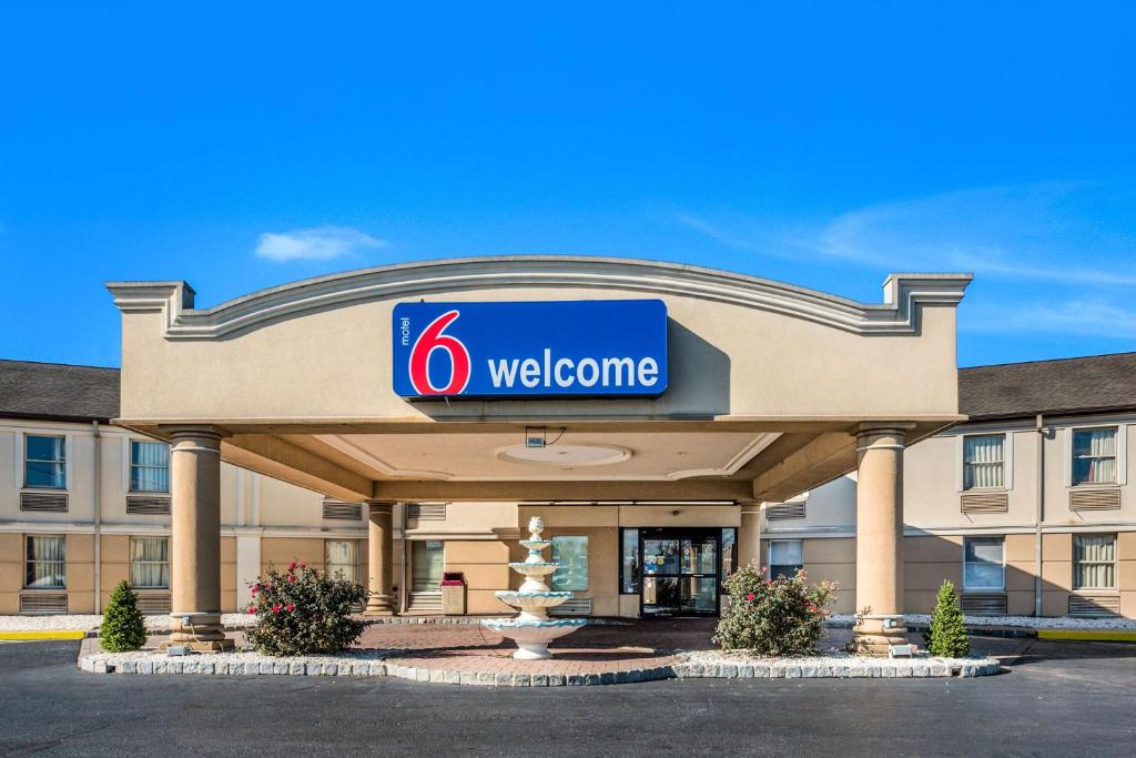 Motel 6-Levittown PA - Bensalem Main image 1